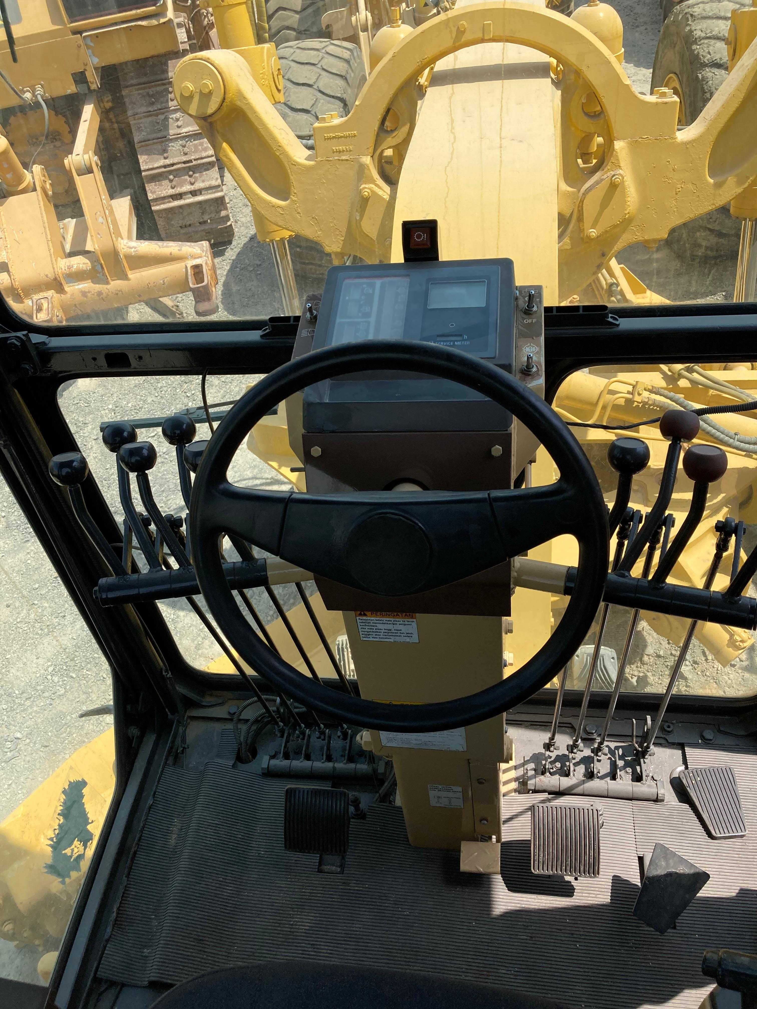 KOMATSU GD825A-2 | MHJ Heavy Equipment Trading LLC
